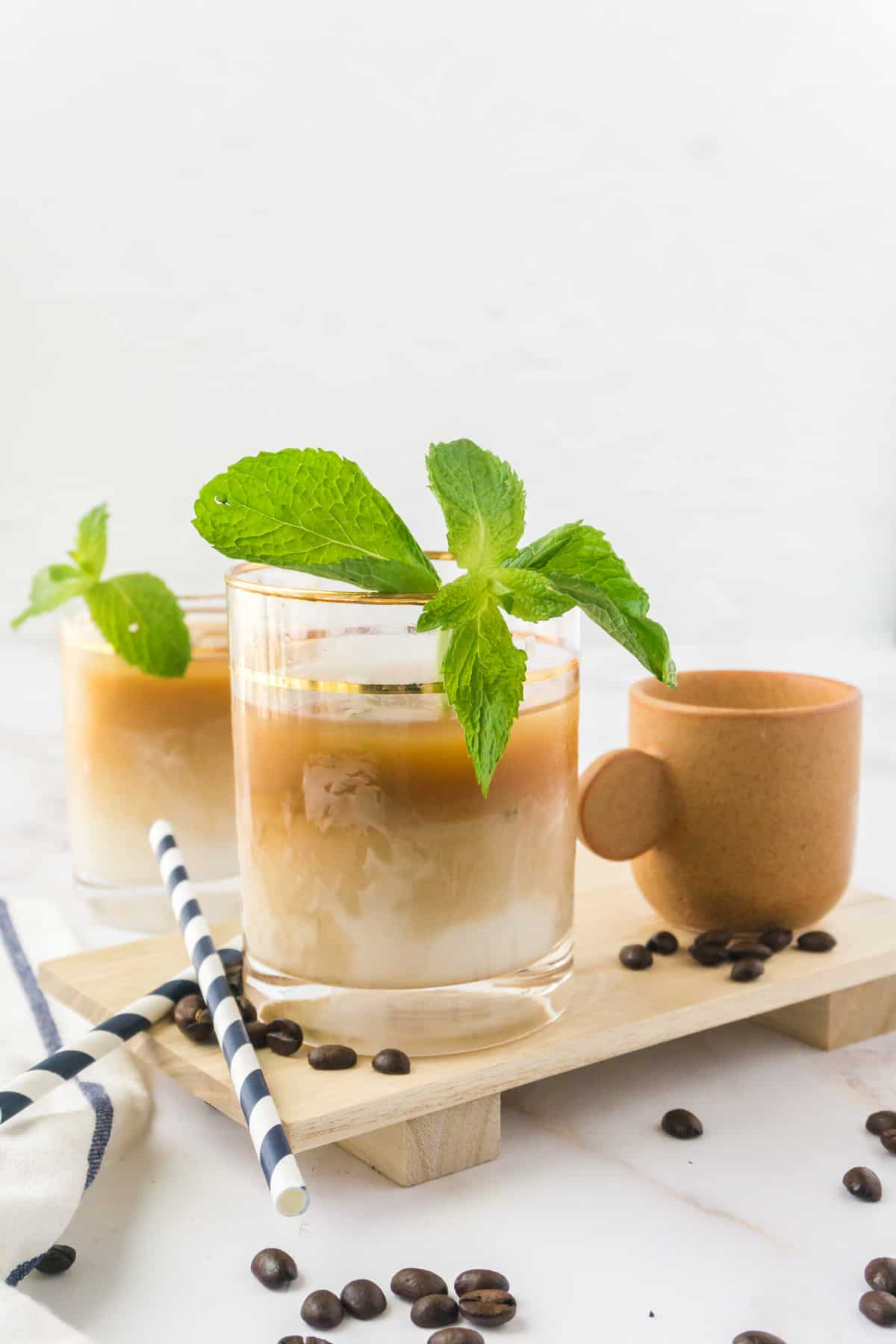 Mint mojito coffee drinks on a wooden plate.